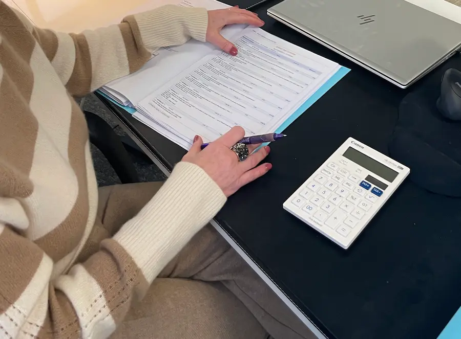 Carole regardant des documents sur son bureau