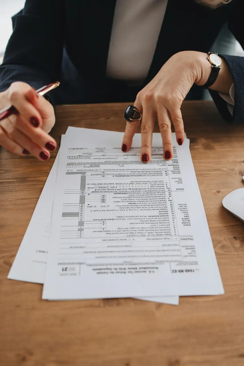 Femme tenant des document sur une table