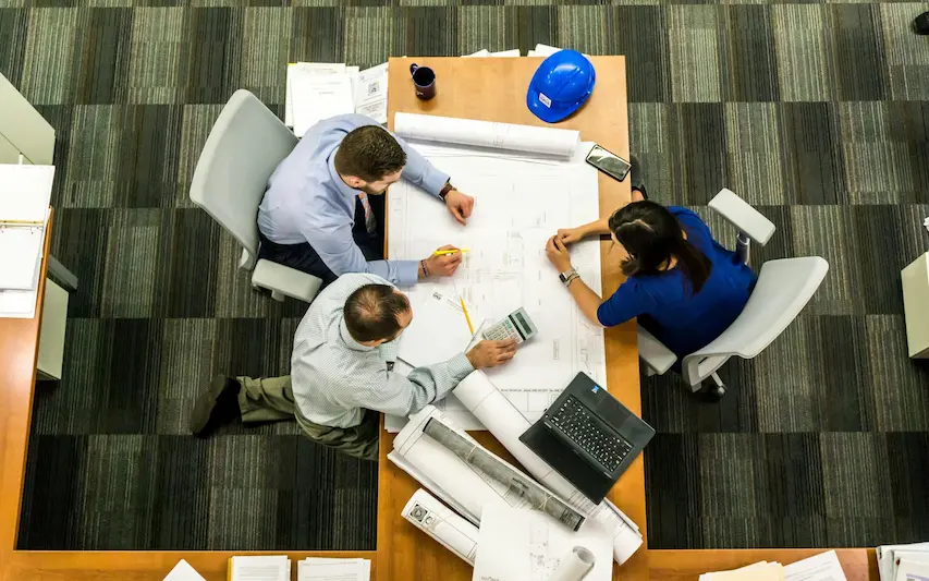 Groupe de personnes examinant un plan