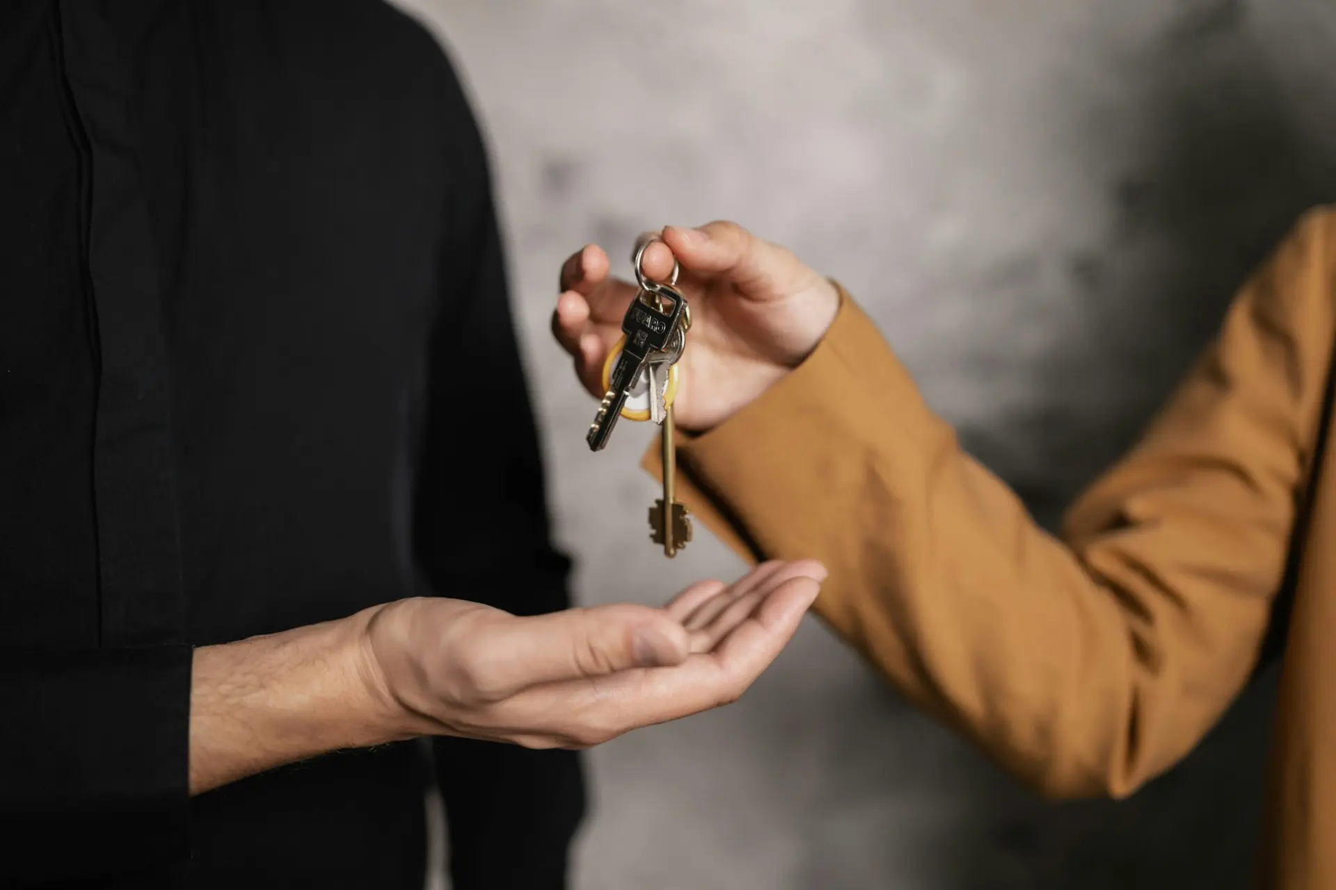 Deux personnes qui se donnent des clefs